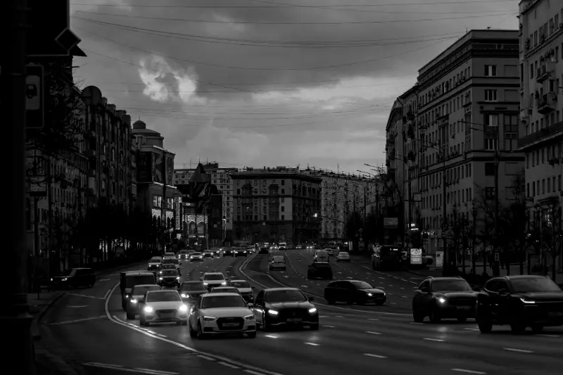 Московская улица, поток машин в сумерках